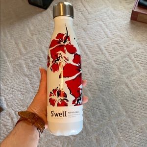 Swell Bottle Hibiscus Edition Water Bottle 17 oz
